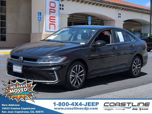 Used 2025 Volkswagen Jetta SE FWD image 1