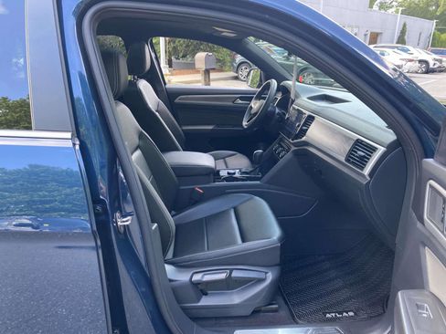 Certified 2023 Volkswagen Atlas Cross Sport SE w/ Panoramic Sunroof Package AWD/4WD image 30