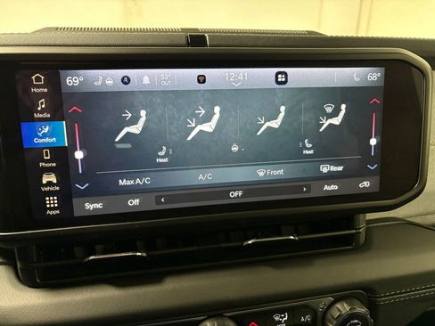 Used 2024 Jeep Wrangler Unlimited Sahara AWD/4WD image 17