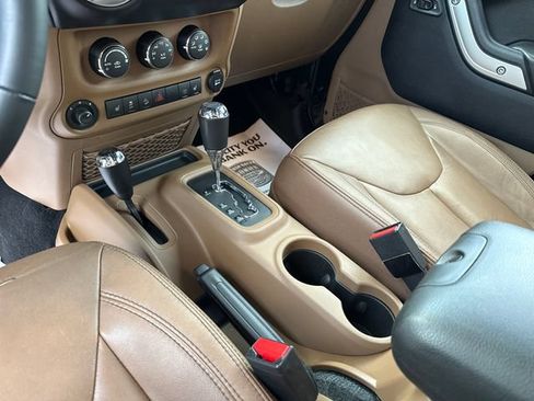 Used 2015 Jeep Wrangler Unlimited Sahara w/ Connectivity Group AWD/4WD image 20