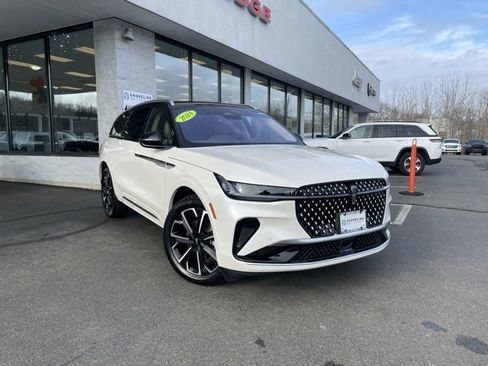 Used 2024 Lincoln Nautilus Reserve image 3