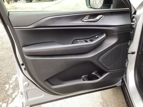 New 2025 Jeep Grand Cherokee Altitude image 23