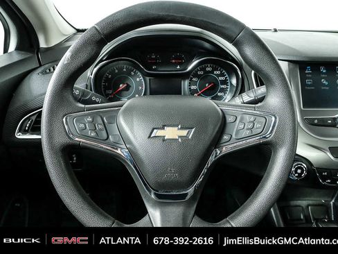 Used 2017 Chevrolet Cruze LT image 9