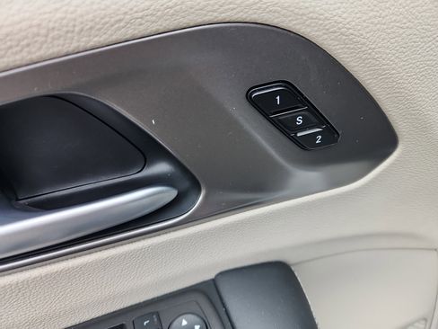 Used 2024 Chrysler Pacifica Touring-L image 23