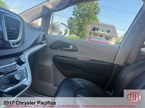 Used 2017 Chrysler Pacifica LX FWD image 12
