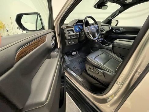 Used 2023 Chevrolet Suburban Premier AWD/4WD image 3