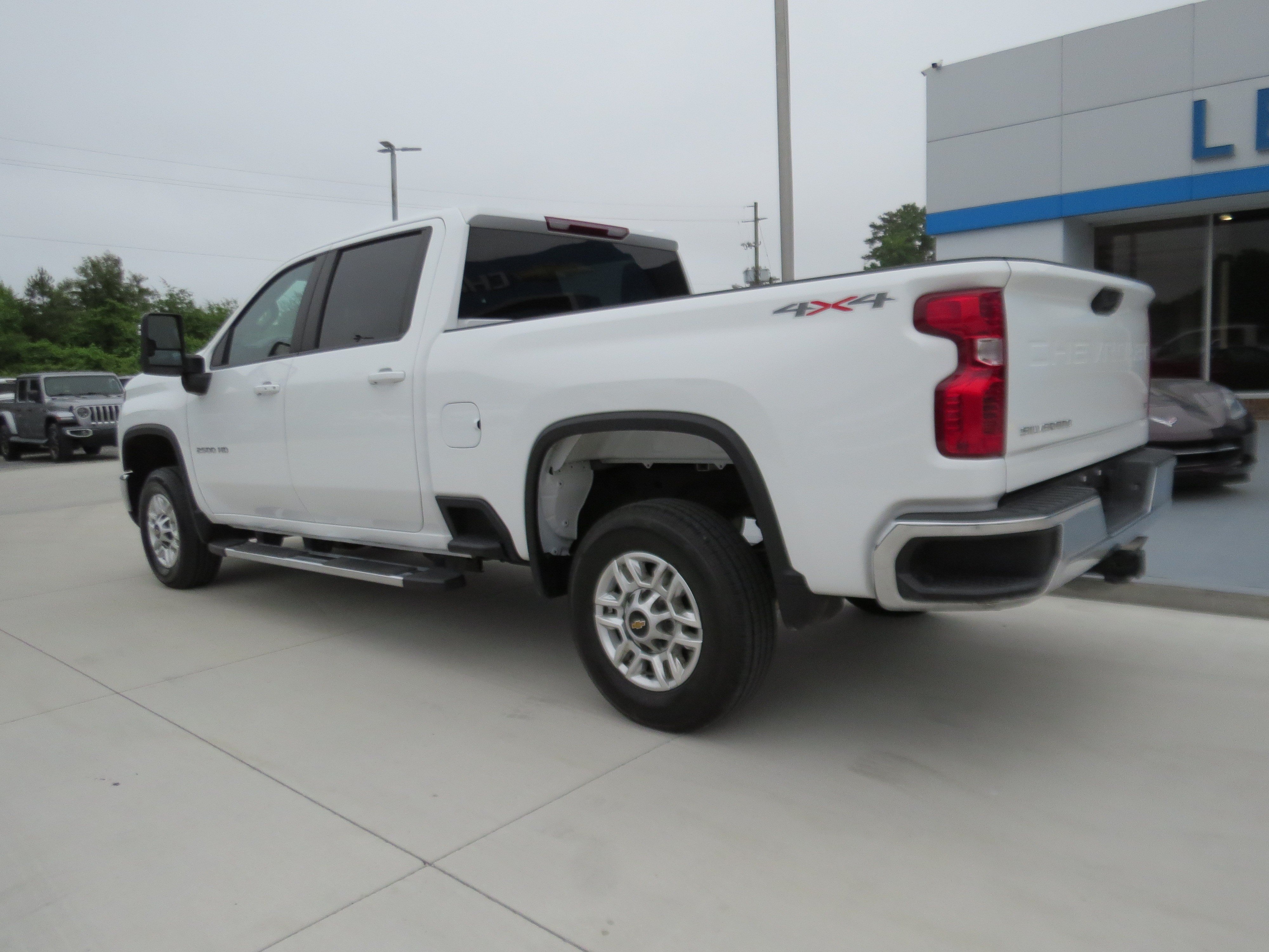 Used 2025 Chevrolet Silverado 2500 LT w/ Convenience Package AWD/4WD image 3
