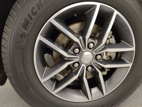 Used 2018 Jeep Grand Cherokee Limited image 31