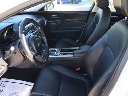 Used 2019 Jaguar XE Premium image 27