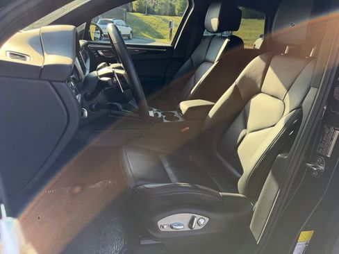 Certified 2025 Porsche Macan image 5