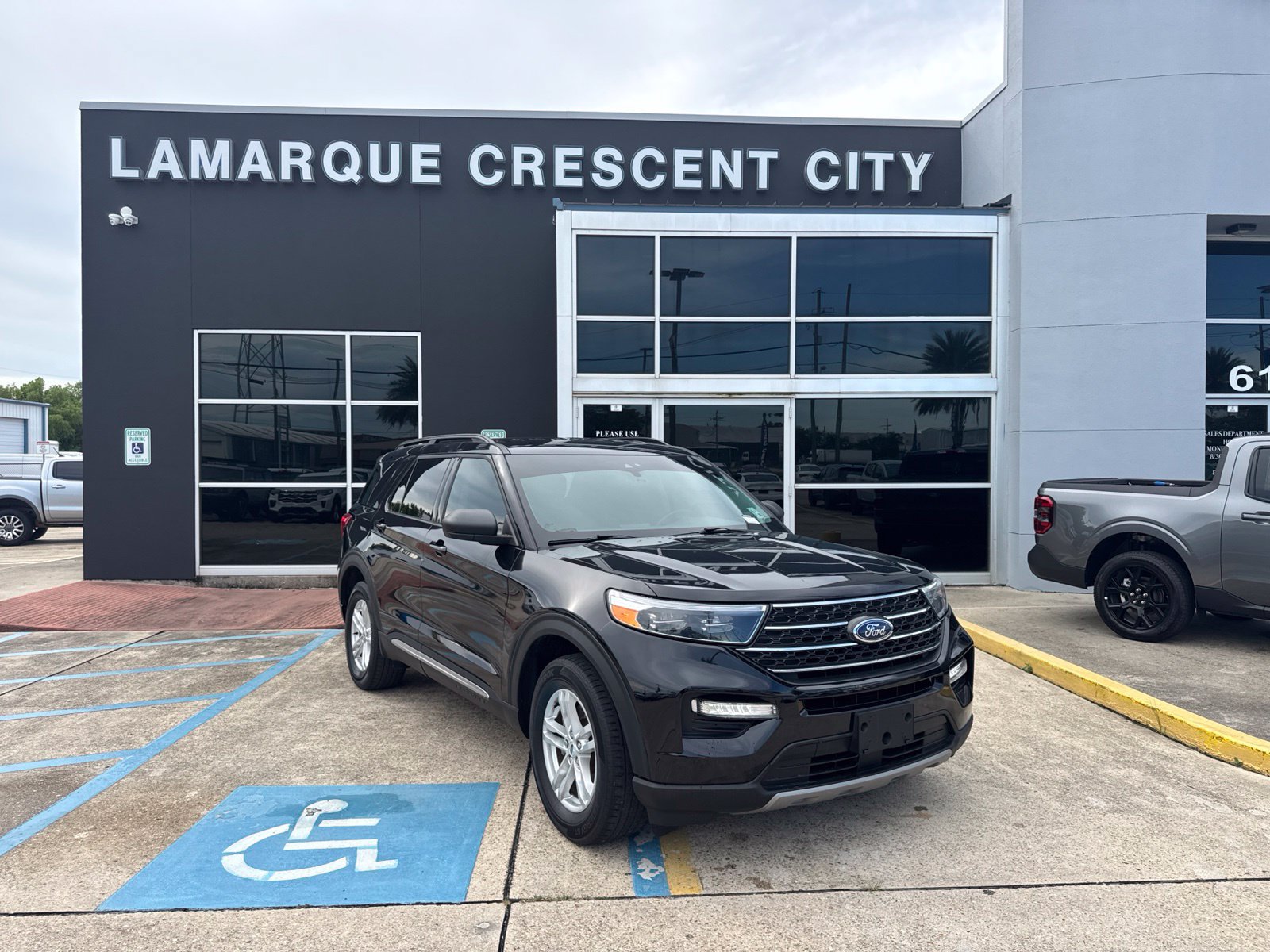 Certified 2023 Ford Explorer XLT w/ Equipment Group 202A AWD/4WD image 1