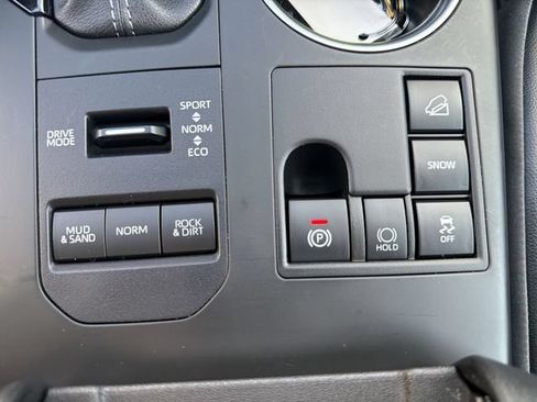 Used 2024 Toyota Highlander XLE AWD/4WD image 36