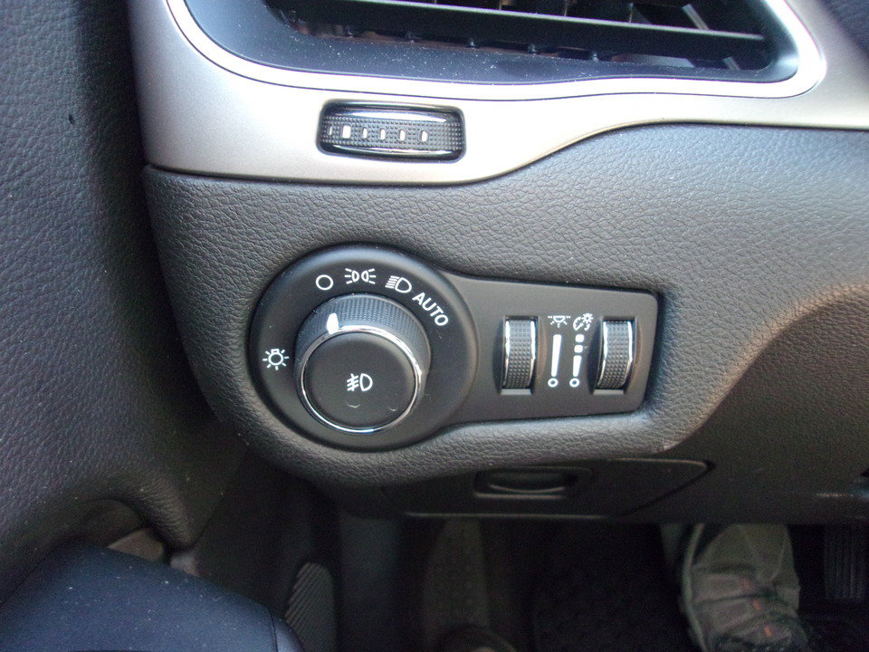 Used 2019 Jeep Cherokee Latitude Plus w/ Cold Weather Group AWD/4WD image 17