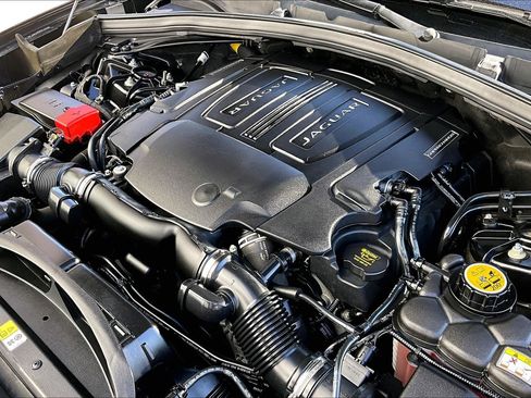 Used 2018 Jaguar F-PACE Premium image 31