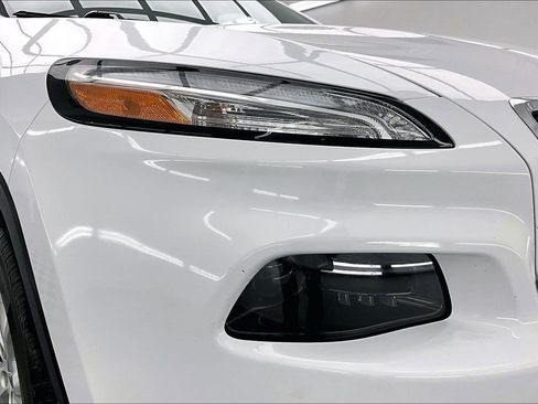 Used 2018 Jeep Cherokee Latitude Plus w/ Cold Weather Group AWD/4WD image 29