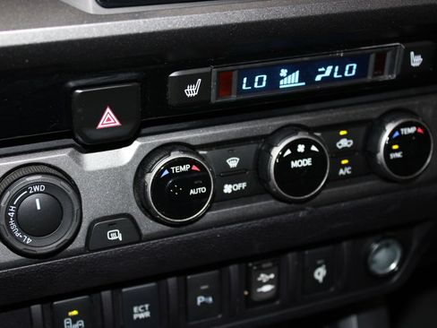 Used 2017 Toyota Tacoma TRD Off-Road w/ Premium & Technology Package AWD/4WD image 42