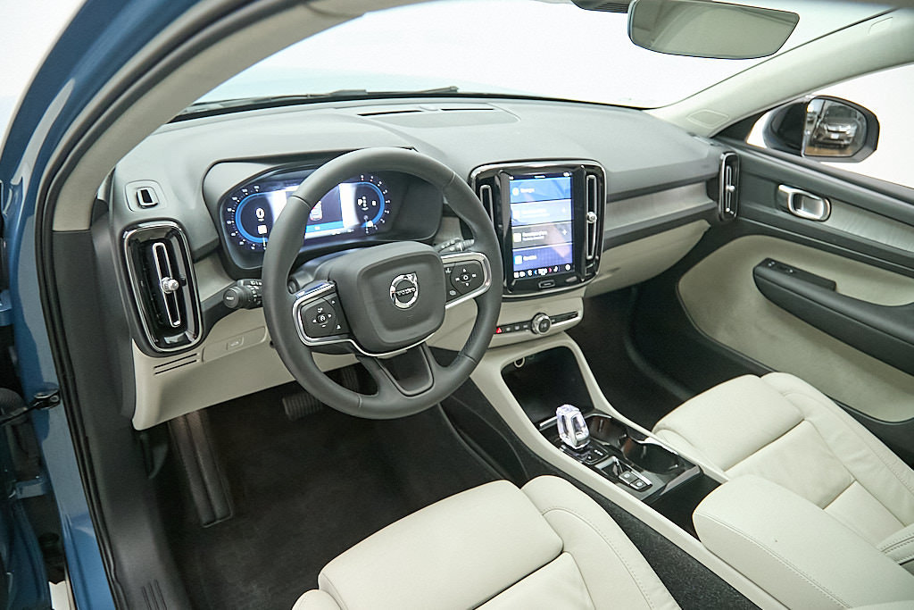 Certified 2023 Volvo XC40 B5 Plus w/ Protection Package Premier AWD/4WD image 13