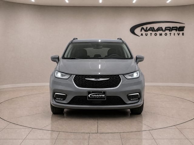 Used 2022 Chrysler Pacifica Touring-L FWD image 2