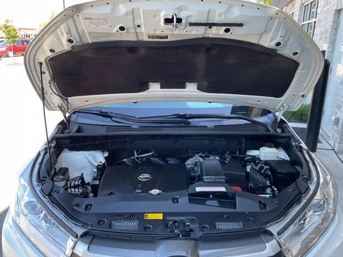 Used 2019 Toyota Highlander XLE AWD/4WD image 50
