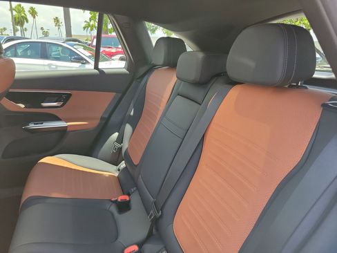 Used 2024 Mercedes-Benz GLC 300 image 11
