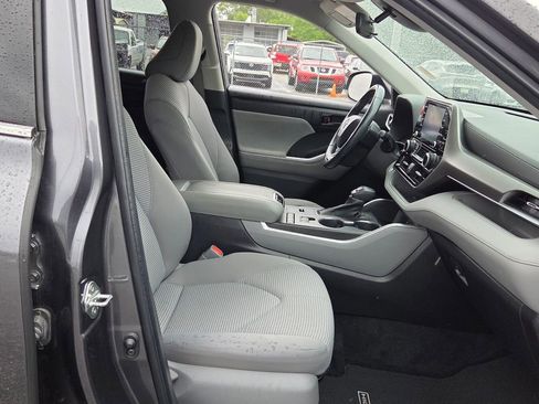 Used 2022 Toyota Highlander LE FWD image 14
