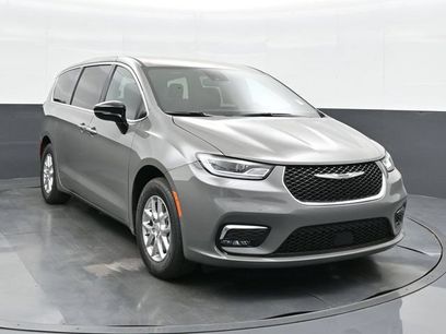 Used 2025 Chrysler Pacifica Select