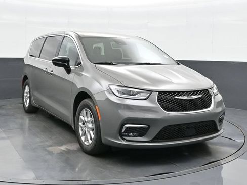 Used 2025 Chrysler Pacifica Select FWD image 1