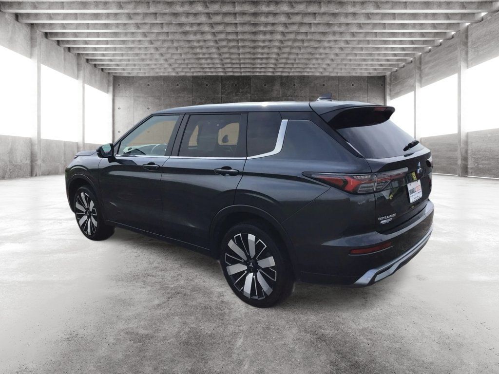 Used 2025 Mitsubishi Outlander AWD image 7