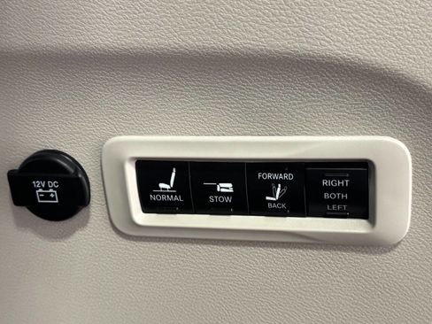 Used 2019 Chrysler Pacifica Limited image 16