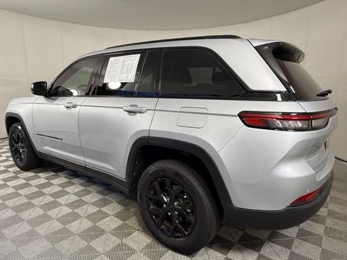 Used 2025 Jeep Grand Cherokee Altitude RWD image 4