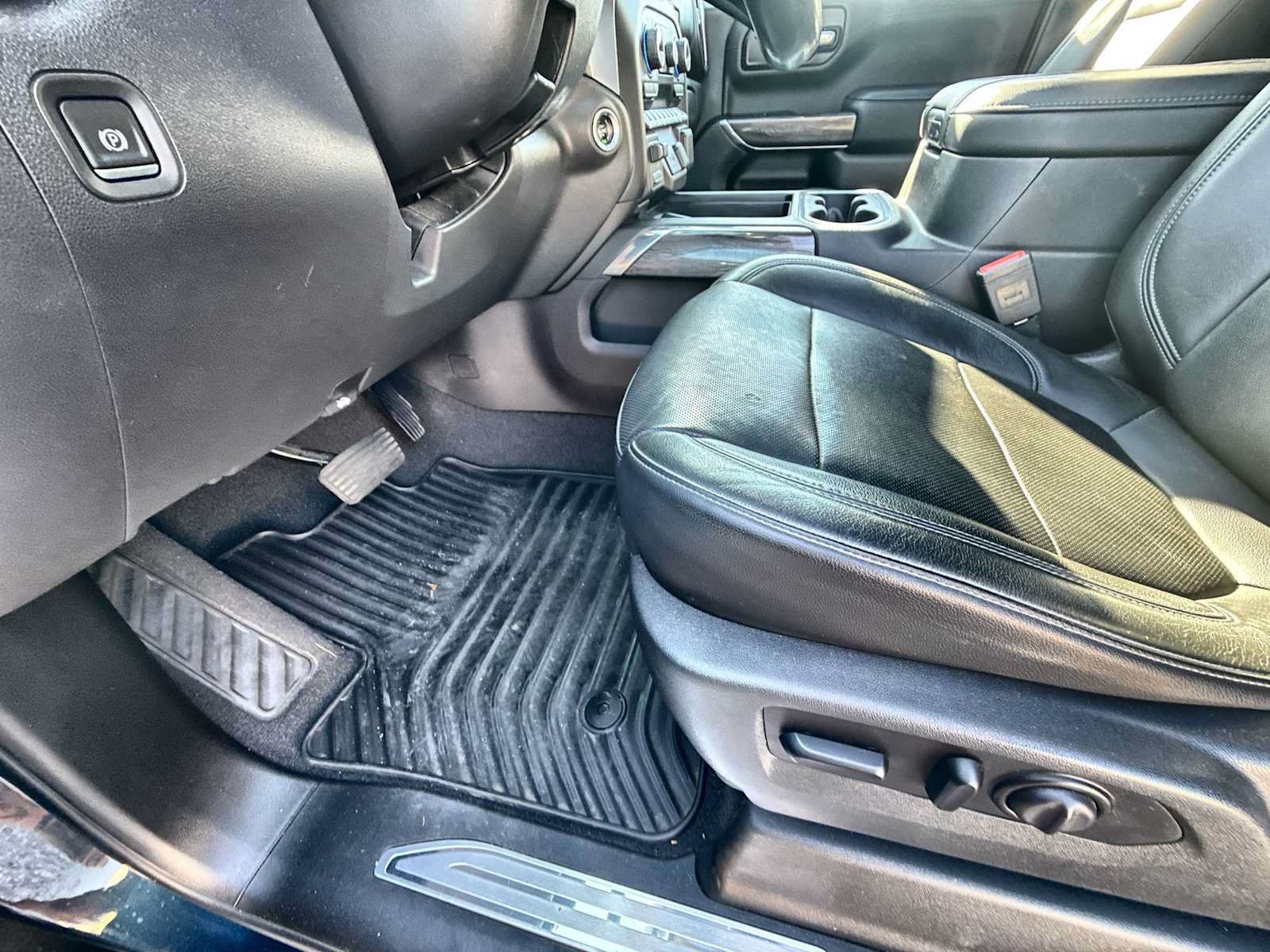 Certified 2020 Chevrolet Silverado 1500 LTZ w/ LTZ Premium Package AWD/4WD image 35
