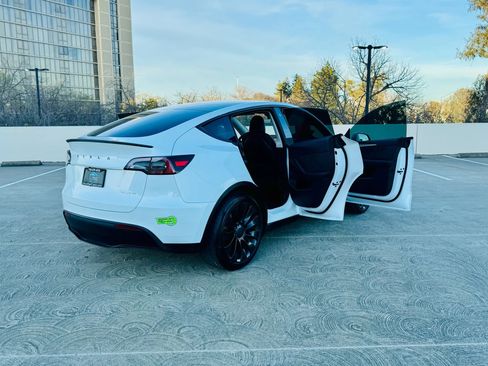 Used 2023 Tesla Model Y AWD image 33