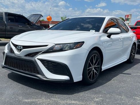 Used 2021 Toyota Camry SE FWD image 3