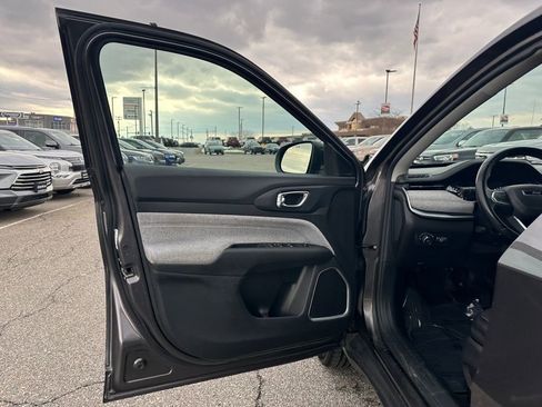 Used 2022 Jeep Compass Latitude image 21