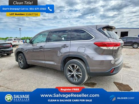 Used 2018 Toyota Highlander LE FWD image 3
