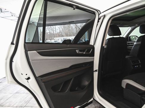 Used 2025 Volkswagen Atlas Peak Edition SE AWD/4WD image 11