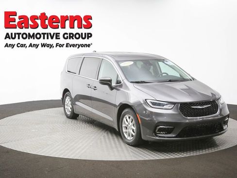 Used 2023 Chrysler Pacifica Touring-L FWD image 49