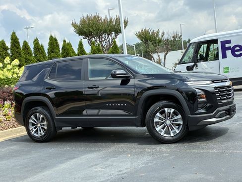 Used 2025 Chevrolet Equinox LT FWD image 3