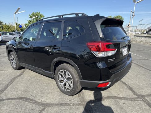 Used 2023 Subaru Forester Premium AWD/4WD image 3