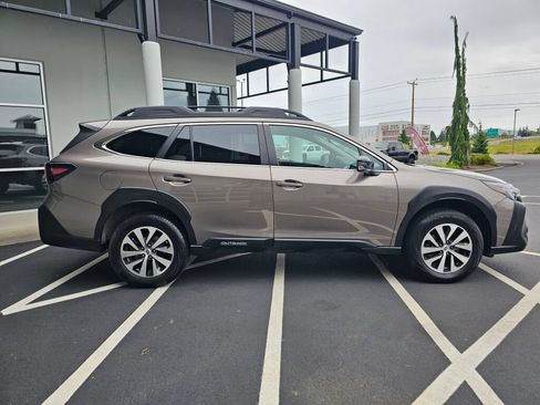 Used 2024 Subaru Outback Premium AWD/4WD image 6