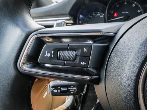 Used 2025 Porsche Macan AWD/4WD image 19