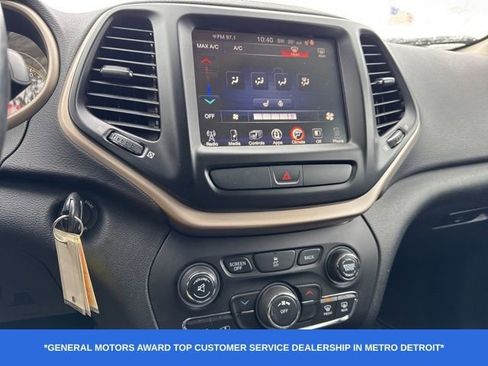 Used 2018 Jeep Cherokee Latitude w/ Cold Weather Group image 10