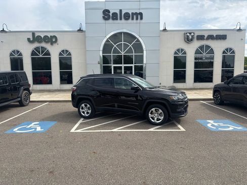 Used 2023 Jeep Compass Latitude w/ Convenience Group AWD/4WD image 1
