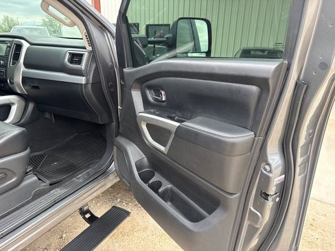 Used 2018 Nissan Titan PRO-4X w/ Pro-4x Convenience Package AWD/4WD image 10