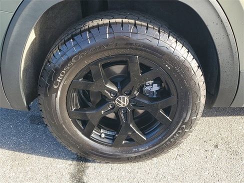 Certified 2025 Volkswagen Atlas Peak Edition SE image 5