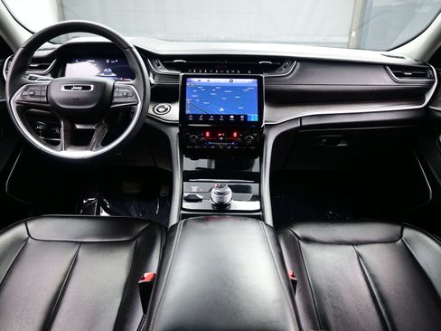 Used 2024 Jeep Grand Cherokee Limited w/ Black Appearance Package image 17