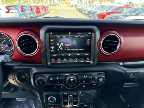 Used 2023 Jeep Gladiator Rubicon w/ LED Lighting Group AWD/4WD image 18