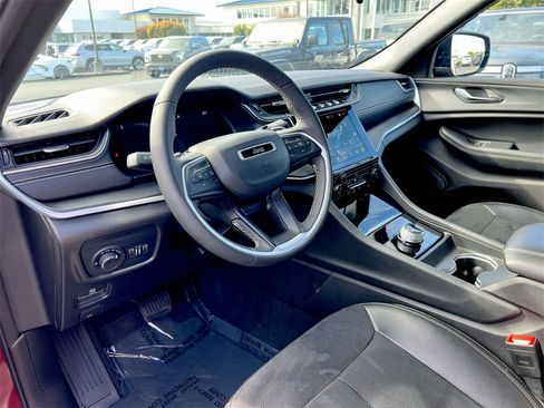 Used 2024 Jeep Grand Cherokee Altitude image 10