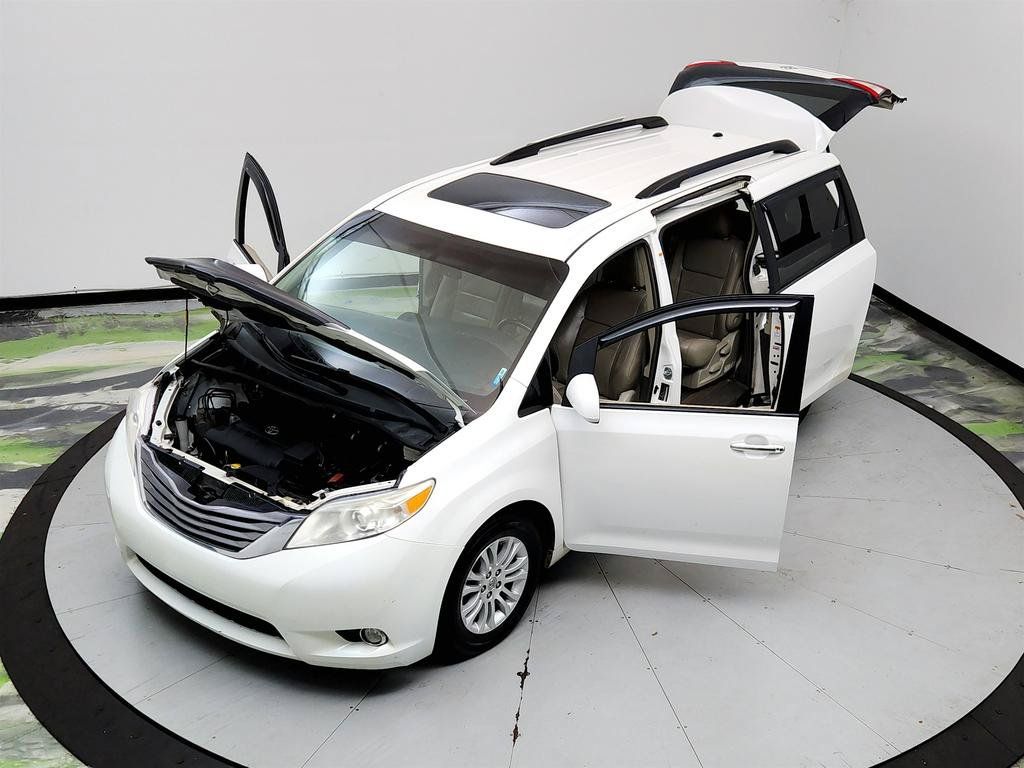 Used 2015 Toyota Sienna XLE FWD image 34