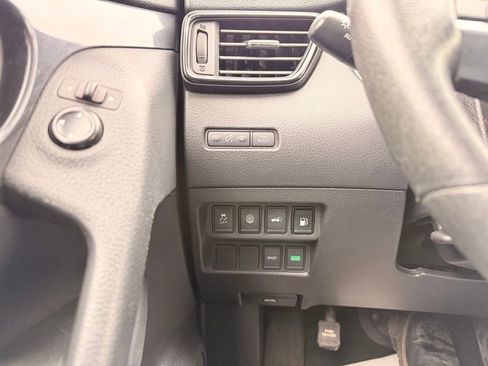 Used 2019 Nissan Rogue SV image 20